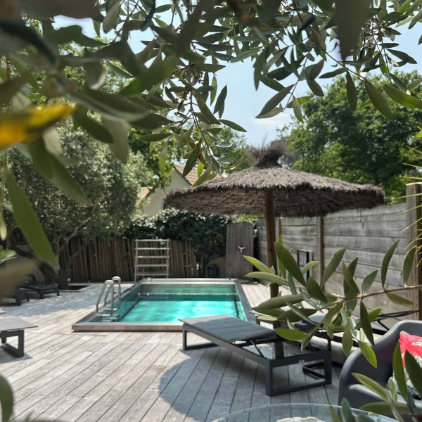 Air-conditioned villa on golf course, heated pool: 1km from lake, 5km from ocean