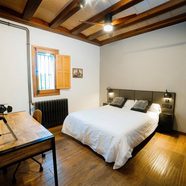 Airport Suite 2 (private bathroom) 8 minutes drive from the airport