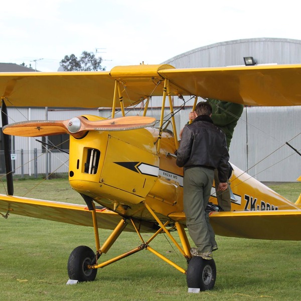 "Airside" 2 bed apt, on Hood Aerodrome Masterton perfect for a weekend away