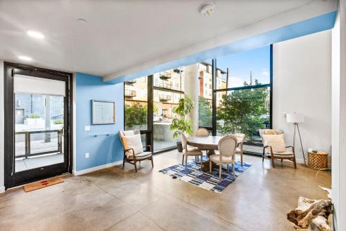 Airy and Open Corner Loft - 92 Walkscore