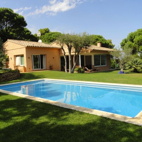 Airy house. Private swimming pool. Sea view.