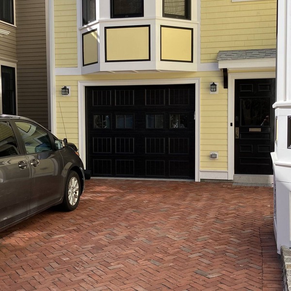 Airy new apt for 2-6. Off-street parking. Walk to shops/restaurants/subway/bus