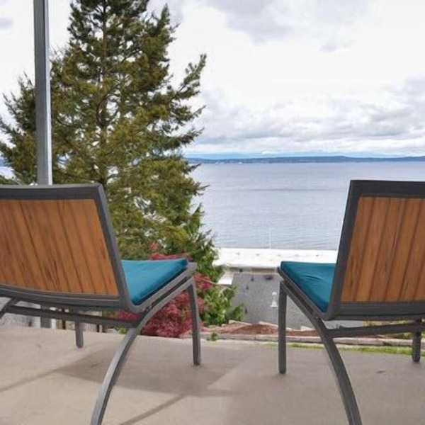 Alki Beach Studio Oasis- Quiet Escape & Sweeping Ocean Views. Parking & AC.