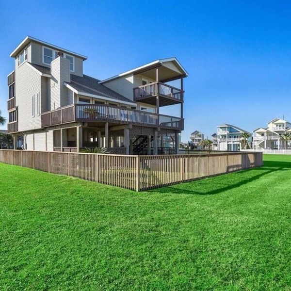 All Decked Out- 5 Decks with Beach & Bay Views