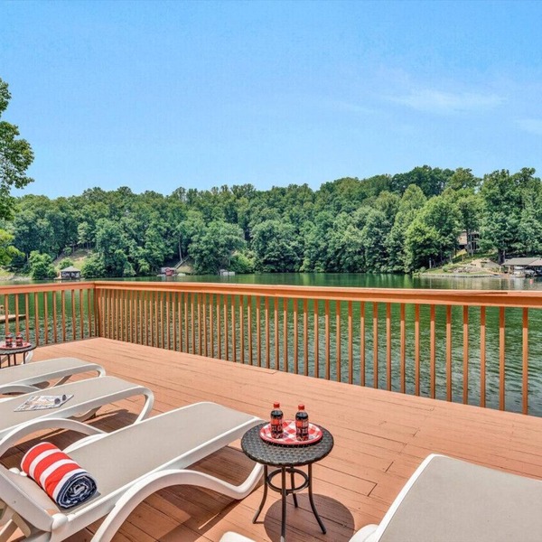 All Decked Out-Features a game room, ping-pong table, large-screen TV and kayaks!