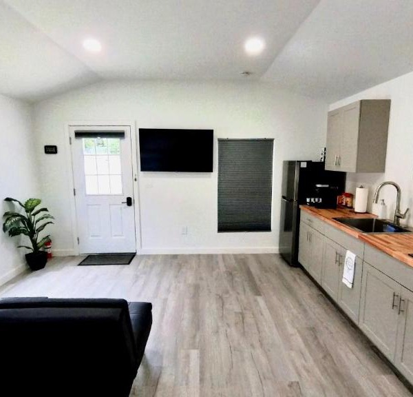 All modern Studio with private entry & parking.
