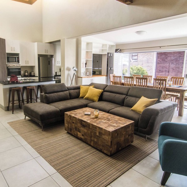 Almost Perfect 4-bedroom house in Jbay. Stunning view & 500m walk to the beach!