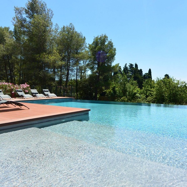 Alpilles Luberon, air conditioning, heated pool, 9 bedrooms 7 bathrooms