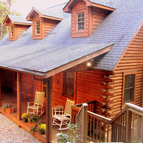 ALPINE LOG CABIN/COZY, COMFORTABLE, MODERN/BLUE RIDGE MOUNTAINS NEAR BOONE N.C.
