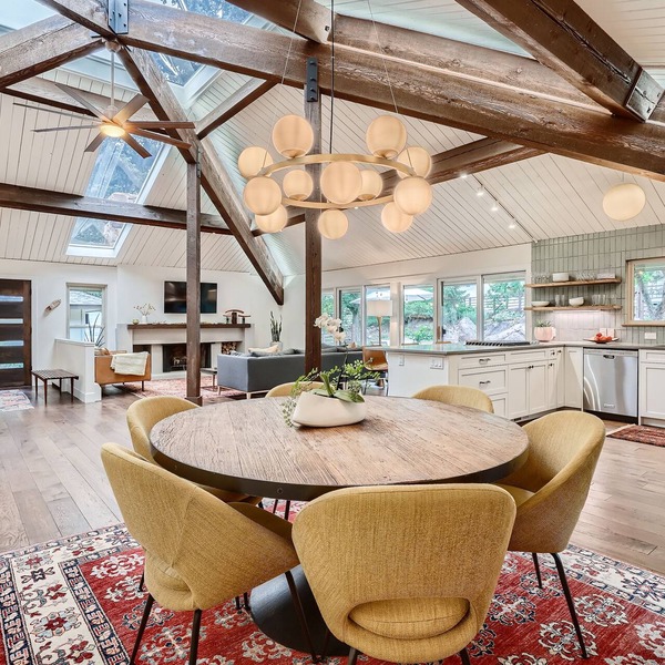 Alpine Modern 4BR/3.5BA with hot tub near hiking trails, CU and downtown