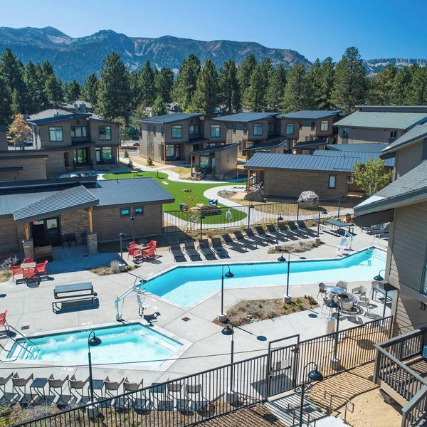 Alpine Room with Private Parking, Steps from Mammoth Mountain & Ski Trails