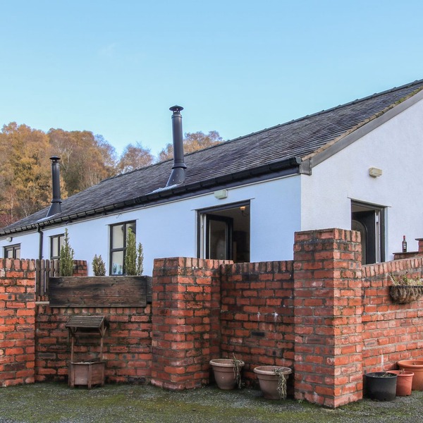 ALYN VIEW, pet friendly, with open fire in Llanarmon-Yn-Ial