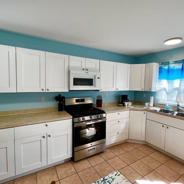 Aly’s Hideaway: Exceptional Value - 2BR Green Turtle Cay Home with Dock Slip
