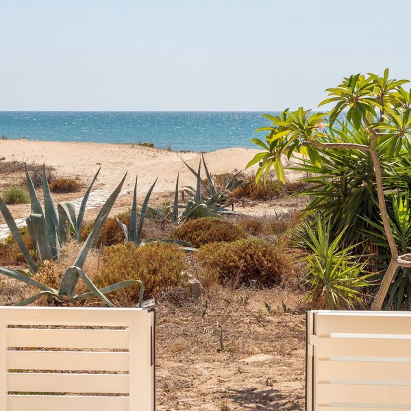 Amarillis, seafront apartment on the beach of Caucana (Punta Secca)