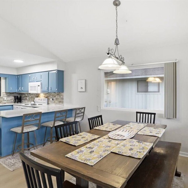 AMAZING COVE! 2 Bed/2Ba Lakefront Home - Hot Tub, Smart TVs, Great Fishing Cove