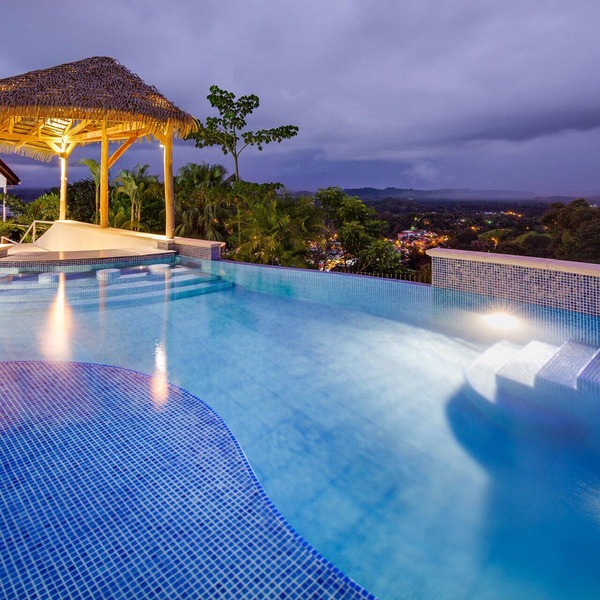 AMAZING Hillside Home, Private Infinity Pool, Covered Veranda, Spacious Rooms