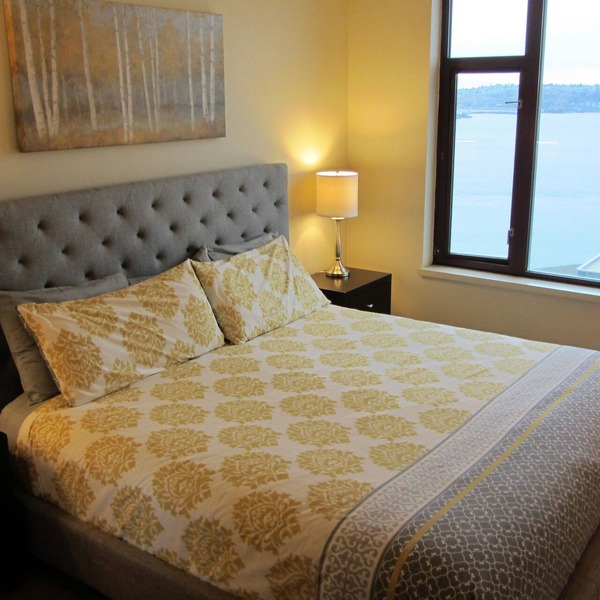 Amazing Location by Pike Pl Market ~ Water Views ~ HUGE, Sleeps 8, 6 adults max