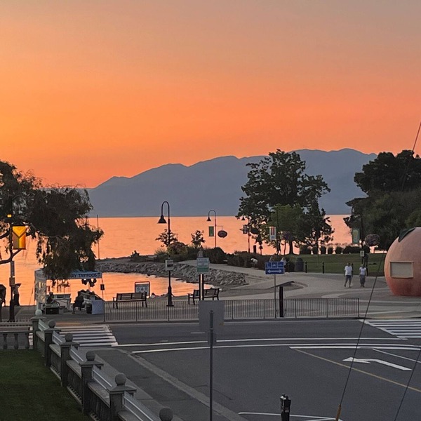 Amazing location! Steps to Okanagan Beach. Lakeview condo
