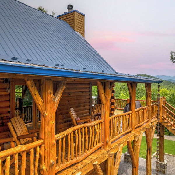 AMAZING MOUNTAIN VIEWS/HOT TUB/FIREPLACE/GAME ROOM/CREEK/TRAILS