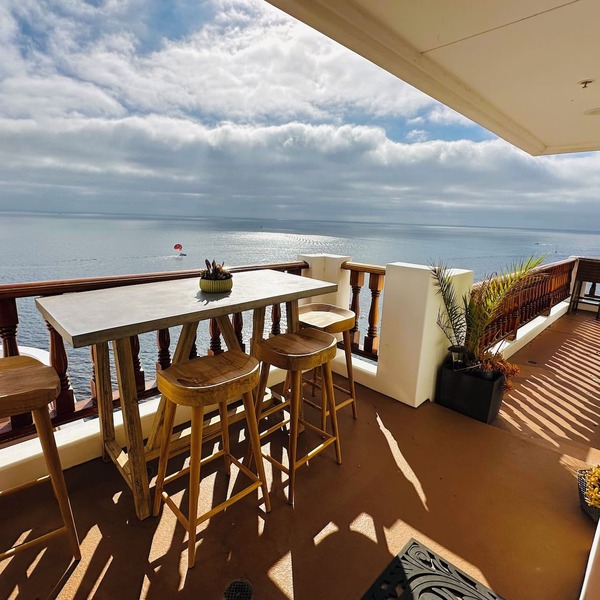 Amazing Views - Hamilton Cove Ocean front Villa with large wrap around balcony