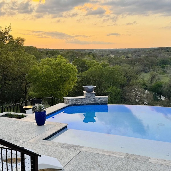 Amazing Views on over 4 acres-River access-infinity pool-Hot Tub