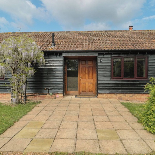 ANNEX AT BARNFIELD HOUSE, pet friendly, with open fire in Devizes