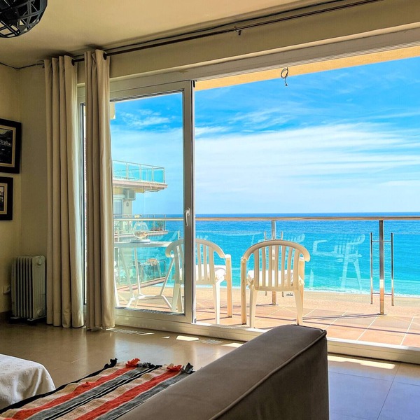Apartment 4/5 Pax with direct access to the beach. It has a community pool. Excellent location, bars, restaurants, shops and promenade. Free WIFI. Vivalidays Mar.