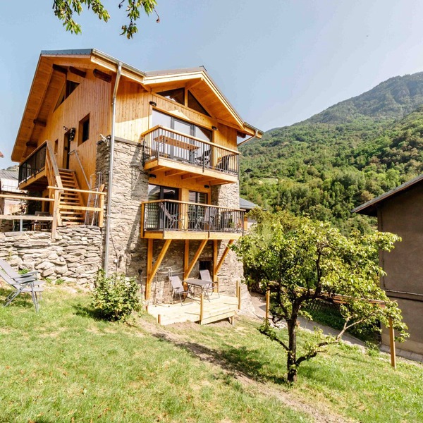 Apartment 'Agréable 3 Étoiles App 4' with Mountain View, Wi-Fi and Air Conditioning