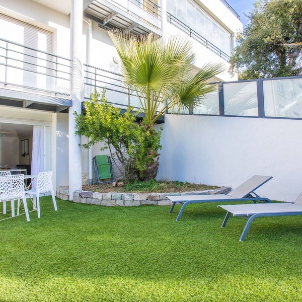 Apartment 'Superbe F2 Spacieux' with Shared Pool, Wi-Fi and Air Conditioning