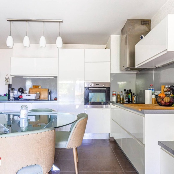 Apartment with quiet garden full of greenery in Nice