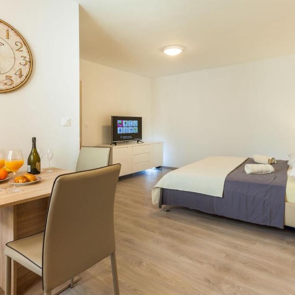 Apartments & Room Rollex