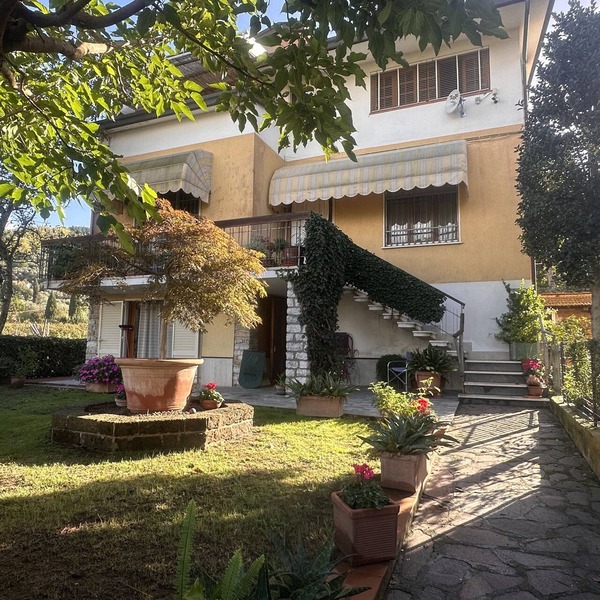 Appartamento Raffaello in riva al lago con giardino e piscina
