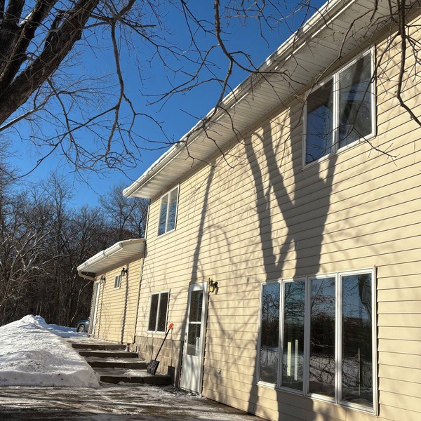 Apple River Rental 2-bedroom home with AC in quaint Somerset WI. Sleeps up to 8