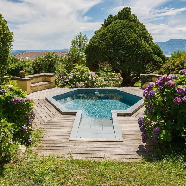 Approximately 250 m² 7-room house with refreshment basin and dream view