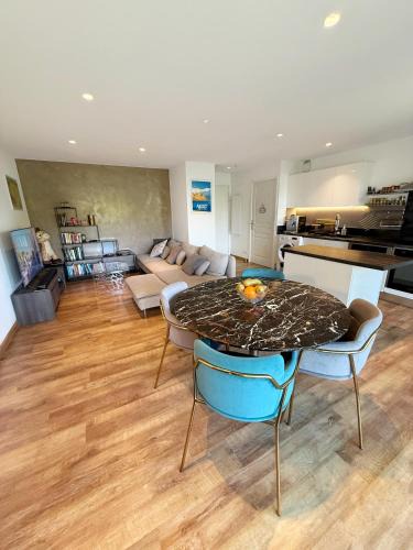 Apt with 2 bedrooms, terrace, pool & parking