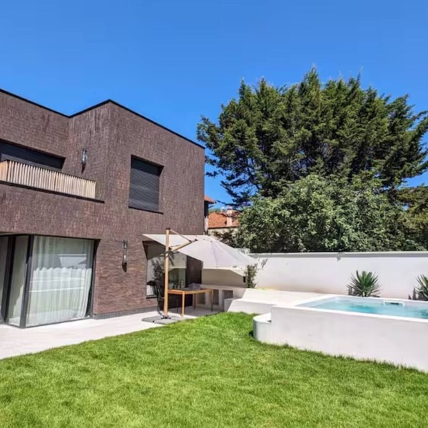 Architect-designed Provencal house between Paris and Disney