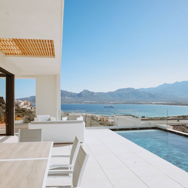 Architect-designed villa with superb view of the bay of Calvi between sea and mountains