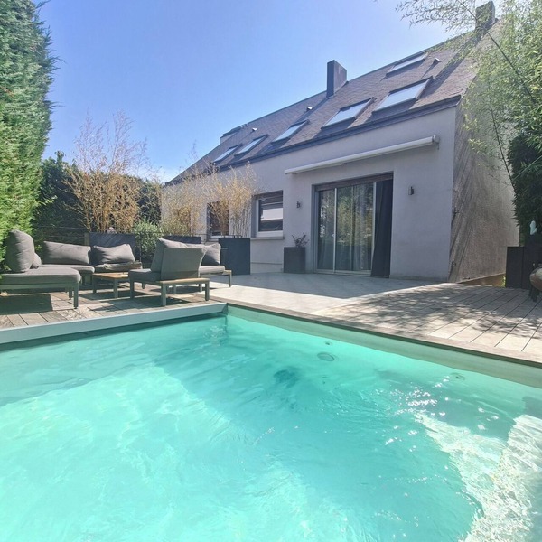 Architect-designed villa with a pool, perfect for enjoying quality time with family or friends.