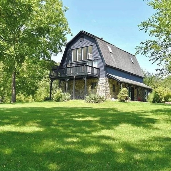 Architect's Villa in Hudson Valley 4 bdrm Sleeps 9 Pet Friendly 90 min. from NYC