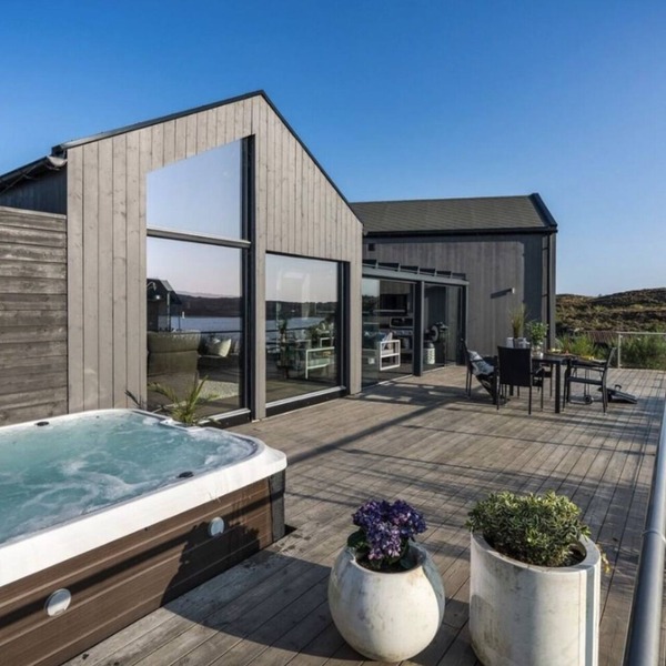 ARCHITECTER-DESIGNED CABINET V/LARGE SEA WITH OUTDOOR JACUZZI