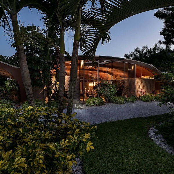 Architectural icon by Architect Victor A. Lundy. Prime location near beach.