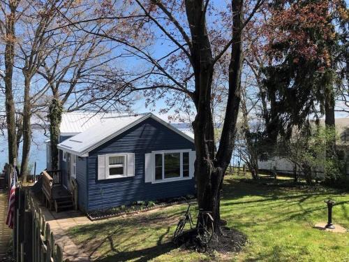 Arrowhead Beach - Waterfront - Hot Tub - Covered Deck - Fire Pit - Seneca Wine Trail