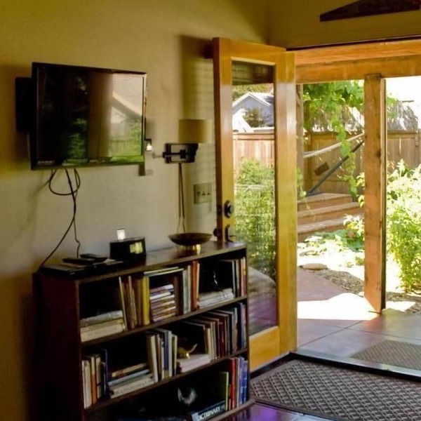 Artful, Rustic Backyard Cabin-Sustainable Ethic, Downtown 20 Min, 5-Star Shower