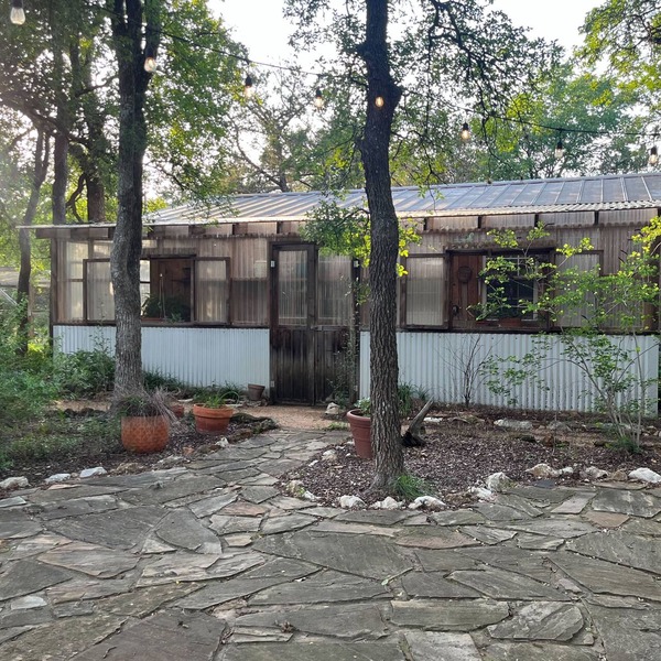 Artist's Country Retreat Bungalow with greenhouse!