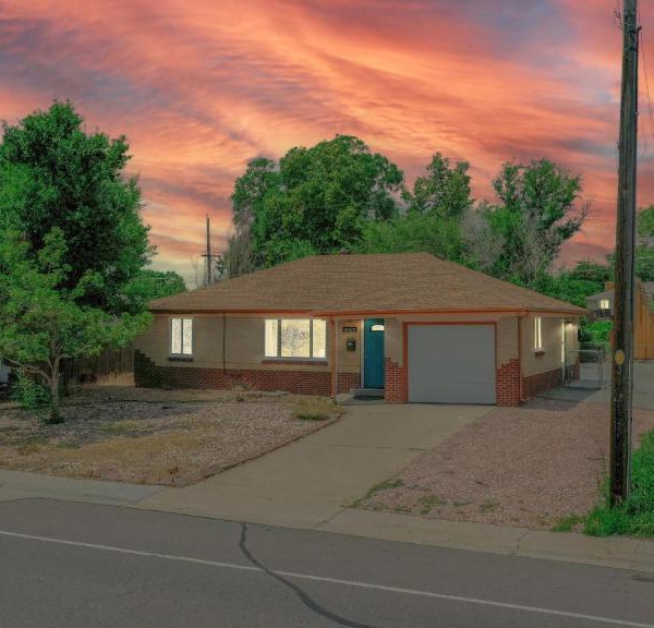 Arvada 2 King Bed, Updated Private Light Rail Yard