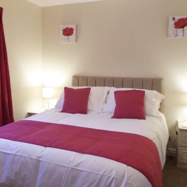 ASHTREE HOUSE,CHESTER.EXCELLENT LOCATION,PRIVATE PARKING & GARDEN IN QUIET AREA.