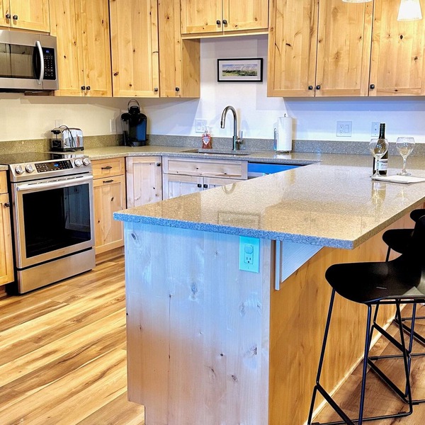 Ask about summer discounts! Walk to Govy/Ski Bowl, Garage parking, Sleeps 8