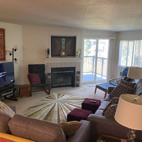 Attractive & Comfortable Upscale Condo Close to Everything