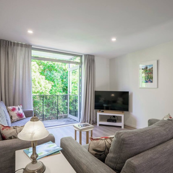 Auckland City Escape: Modern Home with Spa Pool