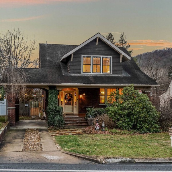 Aunt Beas Bungalow - Pets, hot tub, screen porch, wifi, fenced yard, king bed, town